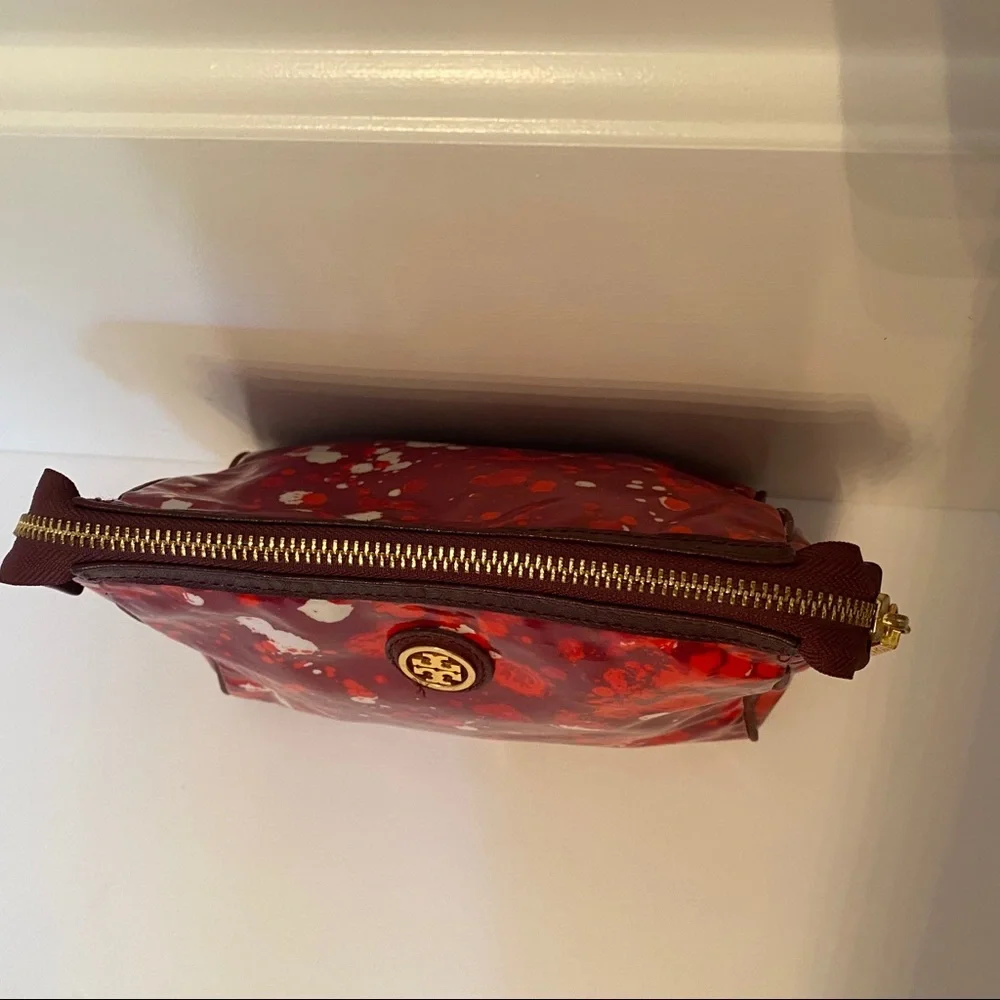TORY BURCH BAG COSMETIC RED WHITE PRINT ZIP TOP MAKEUP SIGNATURE T TAC MEDALLION